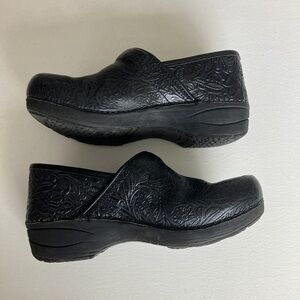 Dansko XP 20 Clogs Size 38 Black Floral